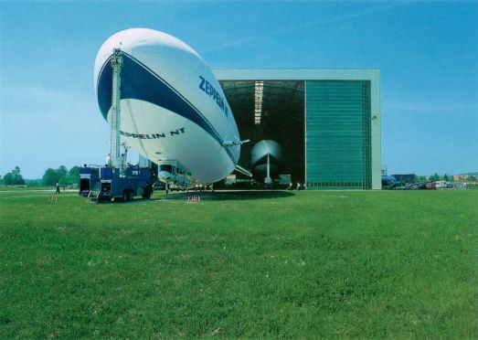 Die_neuen_Zeppeline_und_ihr_Hangar